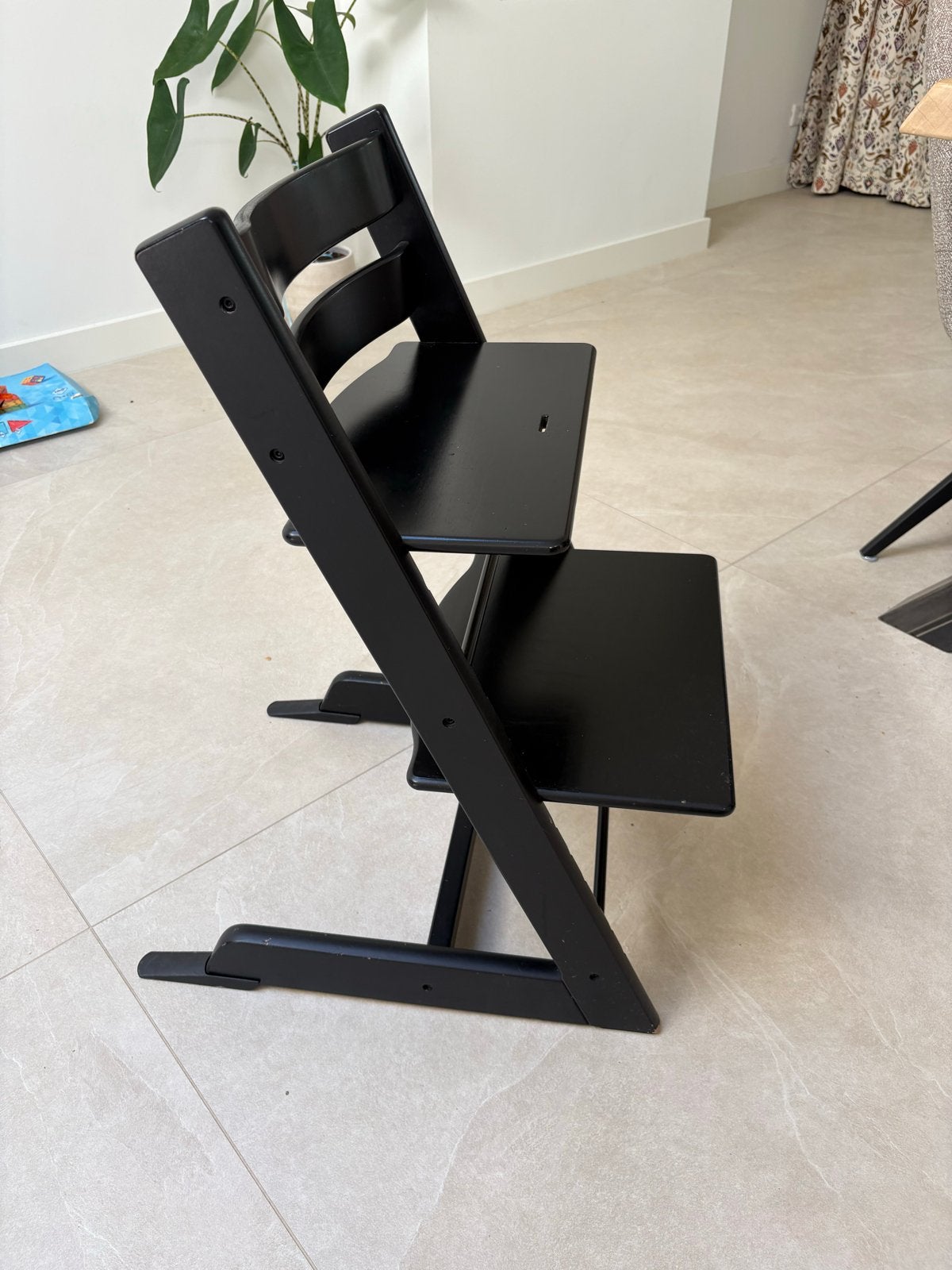 Stokke Tripp Trapp kinderstoel zwart met verlengers, Kinderen en Baby's, Kinderstoelen, Ophalen, Gebruikt, Meegroeistoel, Aanschuifbaar