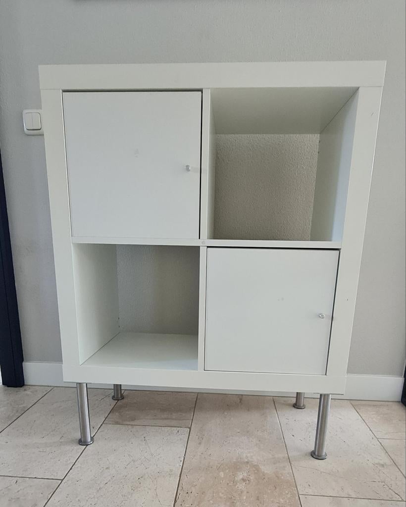 Witte Ikea kast met 4 vakken en 2 deurtjes op pootjes, Ophalen, Gebruikt