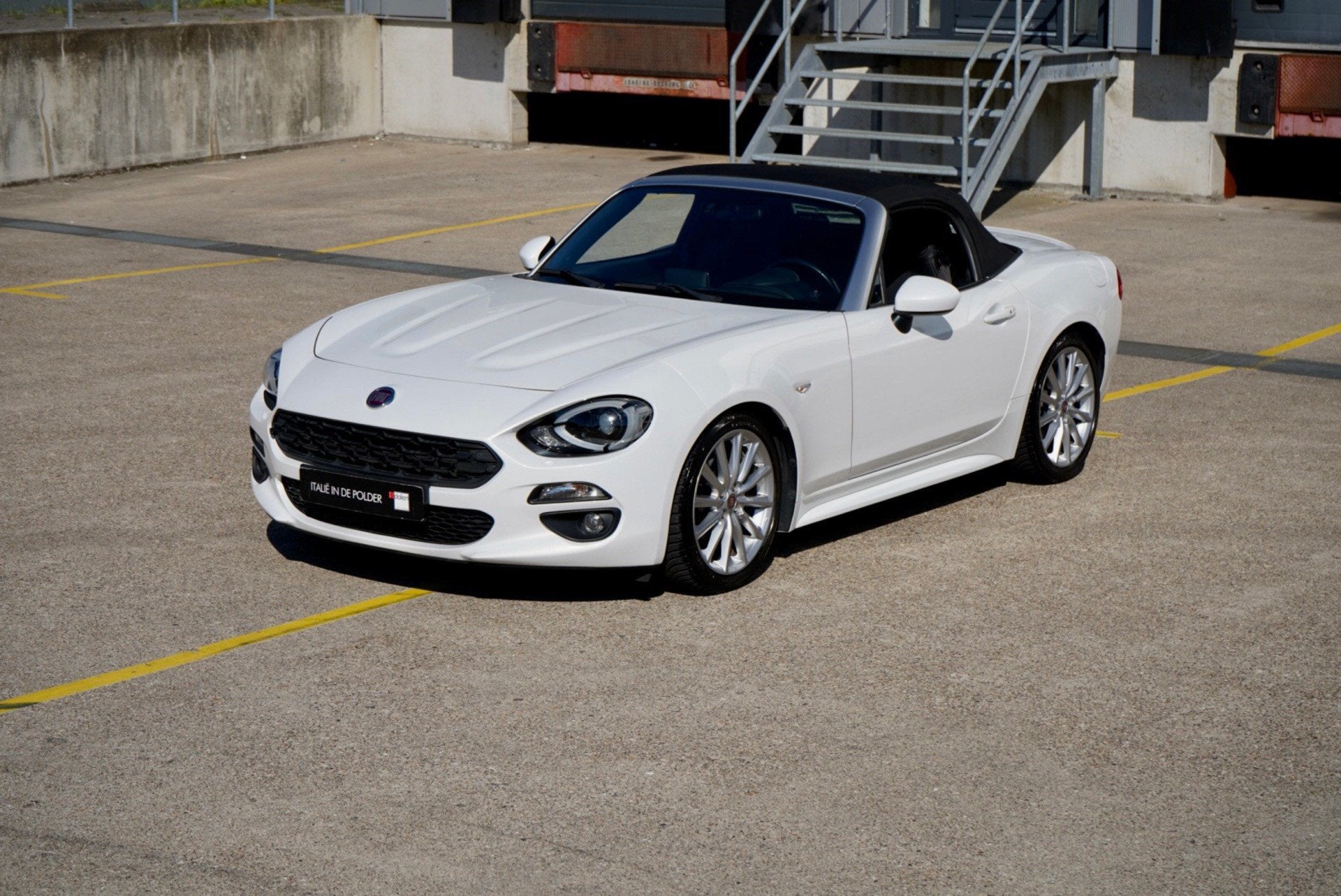 Fiat 124 Spider 1.4 MultiAir Turbo Lusso Bianco Perla, 1025 kg, Achterwielaandrijving, Gebruikt, Zwart