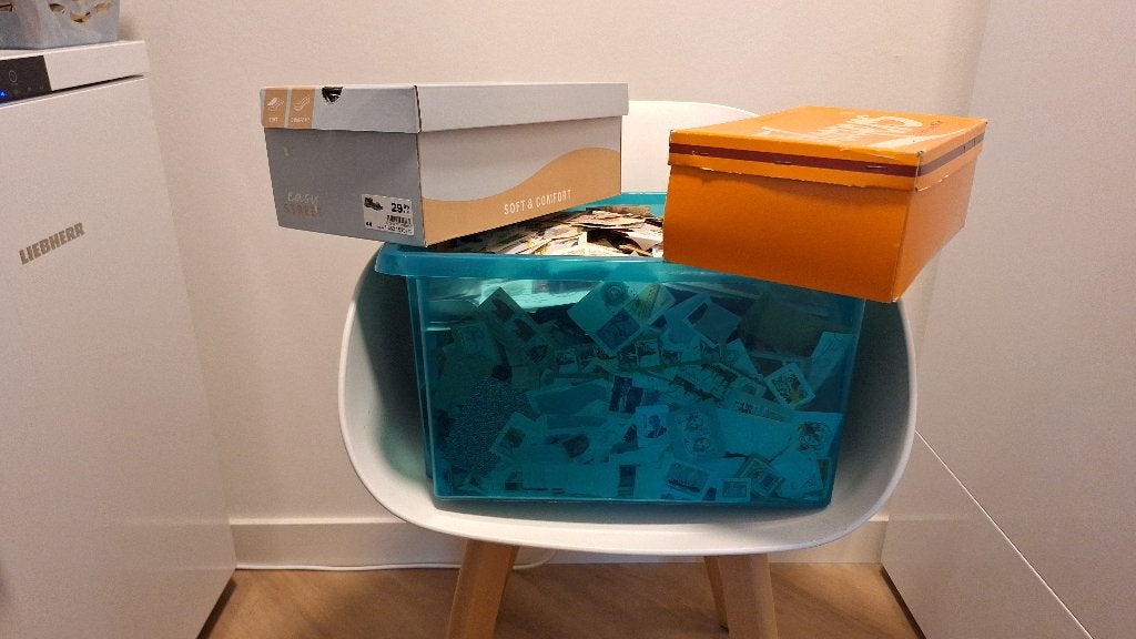 Super partij postzegels op papier met veel leuk materiaal, Ophalen of Verzenden, Nederland en Buitenland