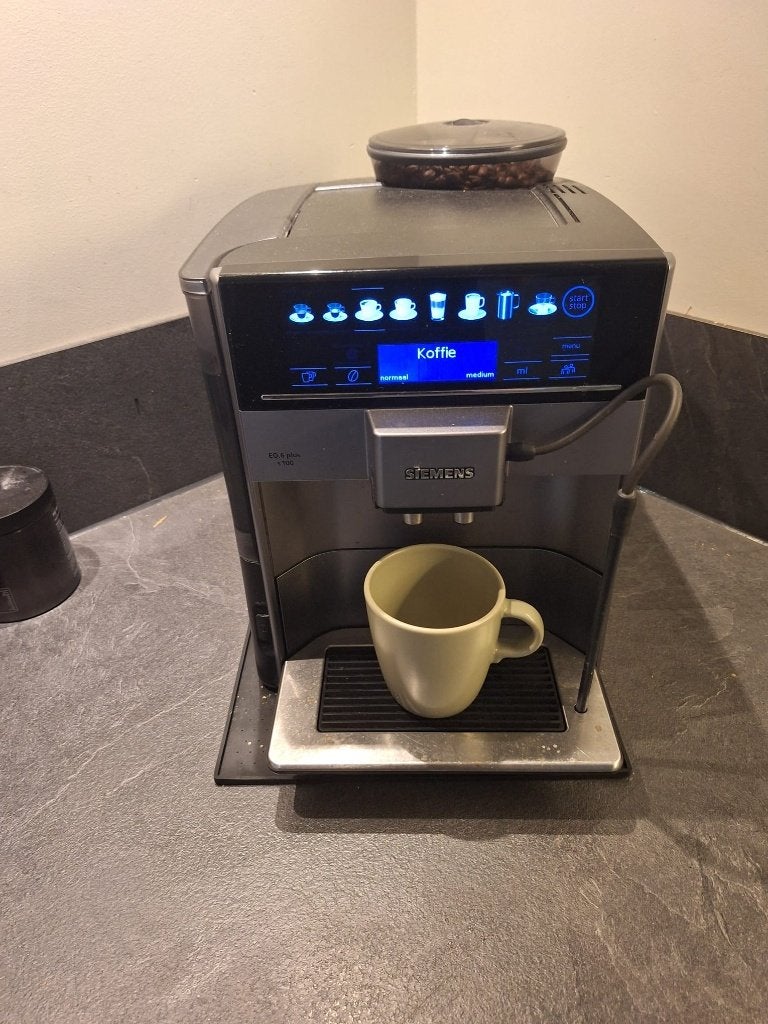 Siemens EQ.6 plus s300 volautomatische koffiemachine, Witgoed en Apparatuur, Koffiezetapparaten, Afneembaar waterreservoir, Gebruikt