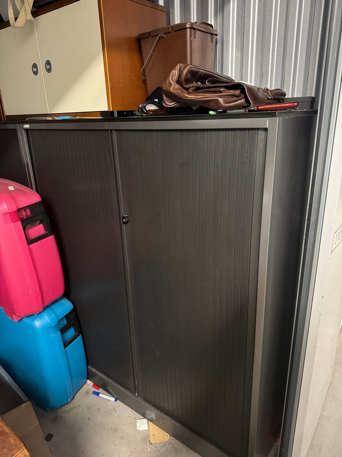 2 stevige Metalen archiefkasten met roldeuren, Ophalen, Gebruikt, 100 tot 150 cm, Meerdere deuren
