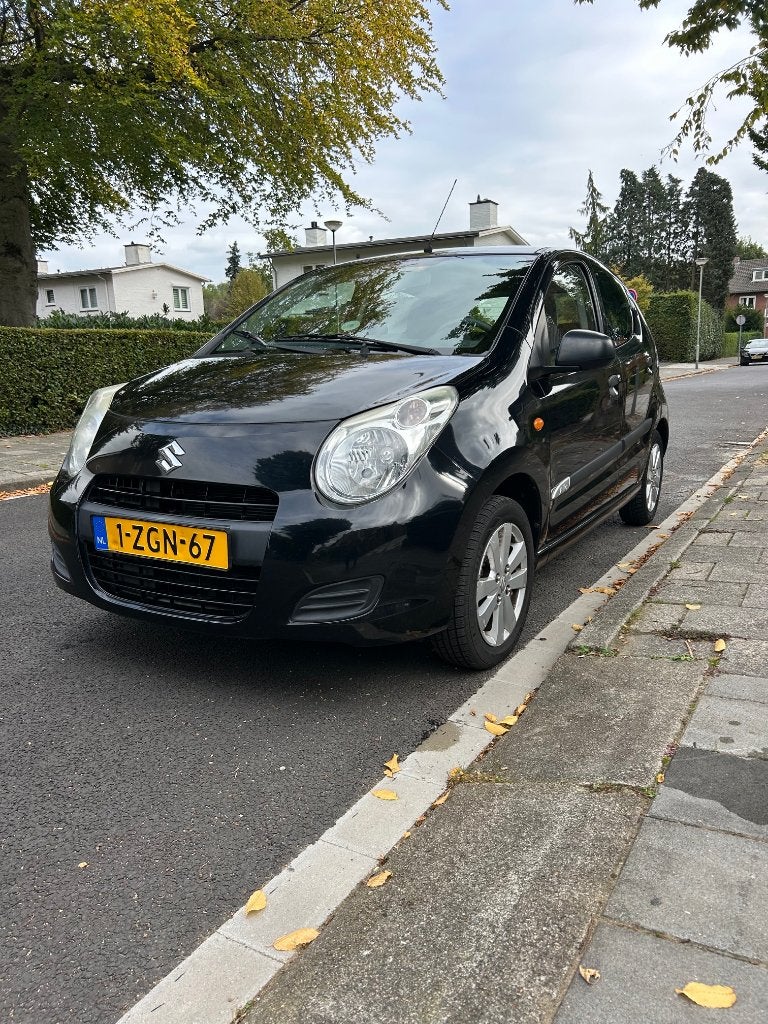 Suzuki Alto 1.0 2015 Zwart, Auto's, Voorwielaandrijving, Euro 5, 4 stoelen, Origineel Nederlands