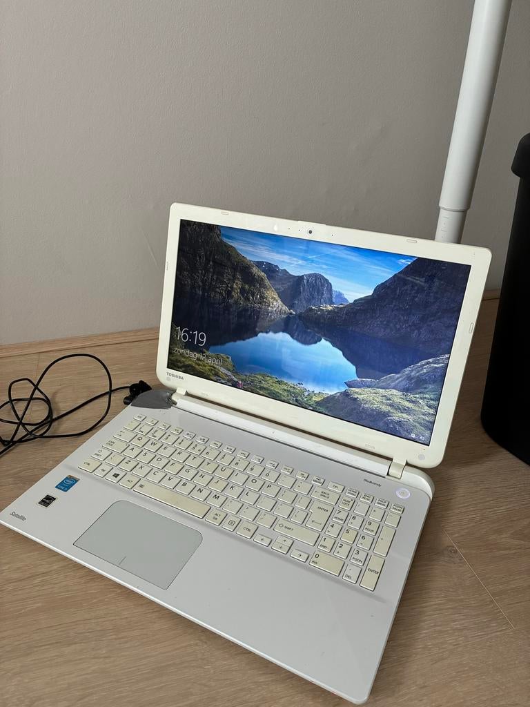 Toshiba Satellite L50-B-1TX laptop - Gebruikt, Computers en Software, Chromebooks, Gebruikt, 15 inch, 4 GB of minder, 128 GB, Qwerty