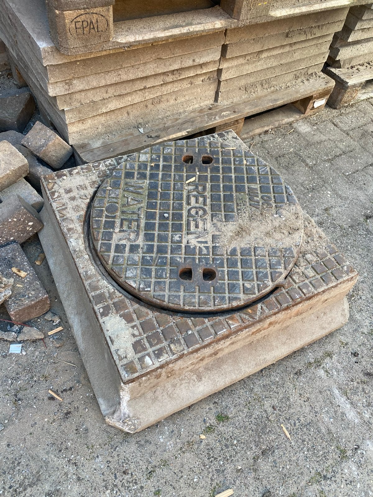Gietijzeren putdeksel met betonnen frame, Ophalen, Gebruikt, Grg, Mmg
