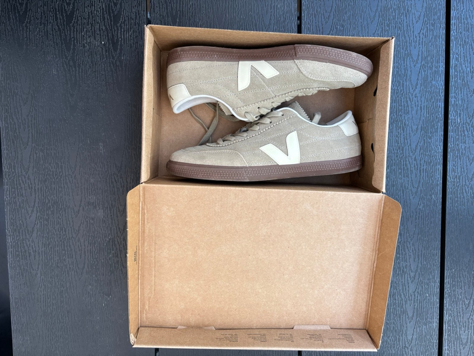 Nieuwe VEJA suede sneakers dames maat 40, Kleding | Dames, Schoenen, Ophalen of Verzenden, Zo goed als nieuw, Sneakers of Gympen