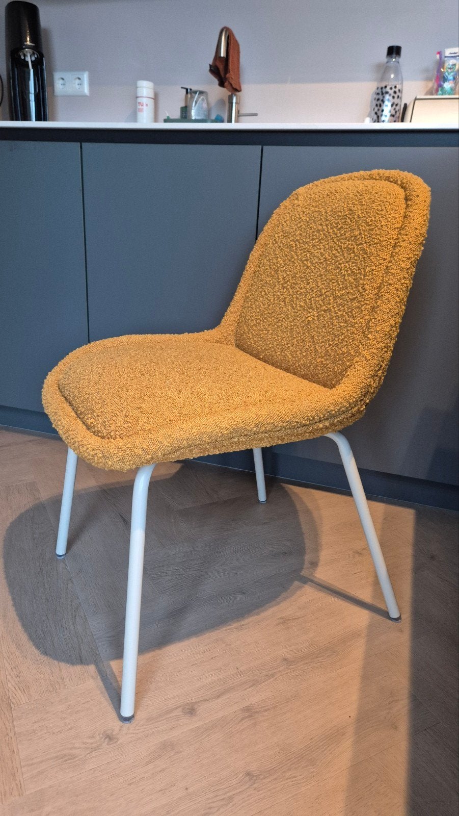 Kave Home Aimin eetkamerstoel - Okergeel/ Mosterd bouclé, Huis en Inrichting, Ophalen, Overige kleuren, Modern, Scandinavisch