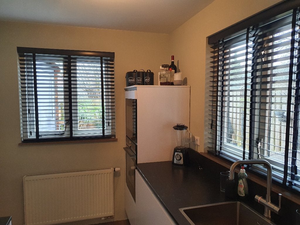 NIEUW in doos! zwart houten jaloezie + band 137cm. b x 100 h, Ophalen, Jaloezie, Overige merken, 137 cm
