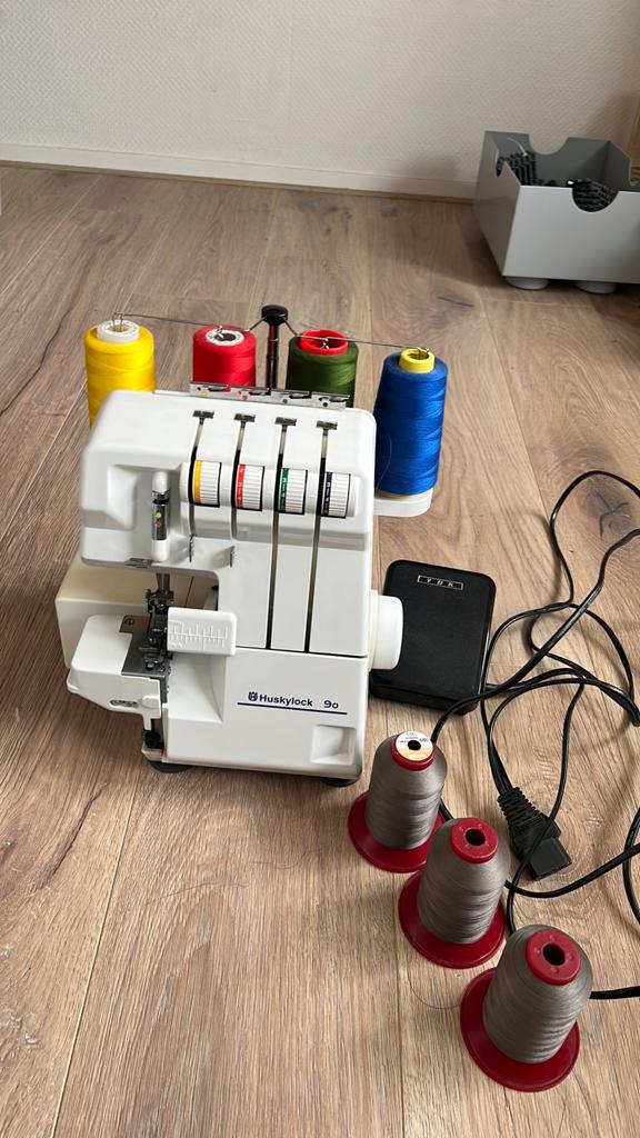 Lock machine van Huskylock, Hobby en Vrije tijd, Naaimachines en Toebehoren, Ophalen, Zo goed als nieuw, Lockmachine, Husqvarna