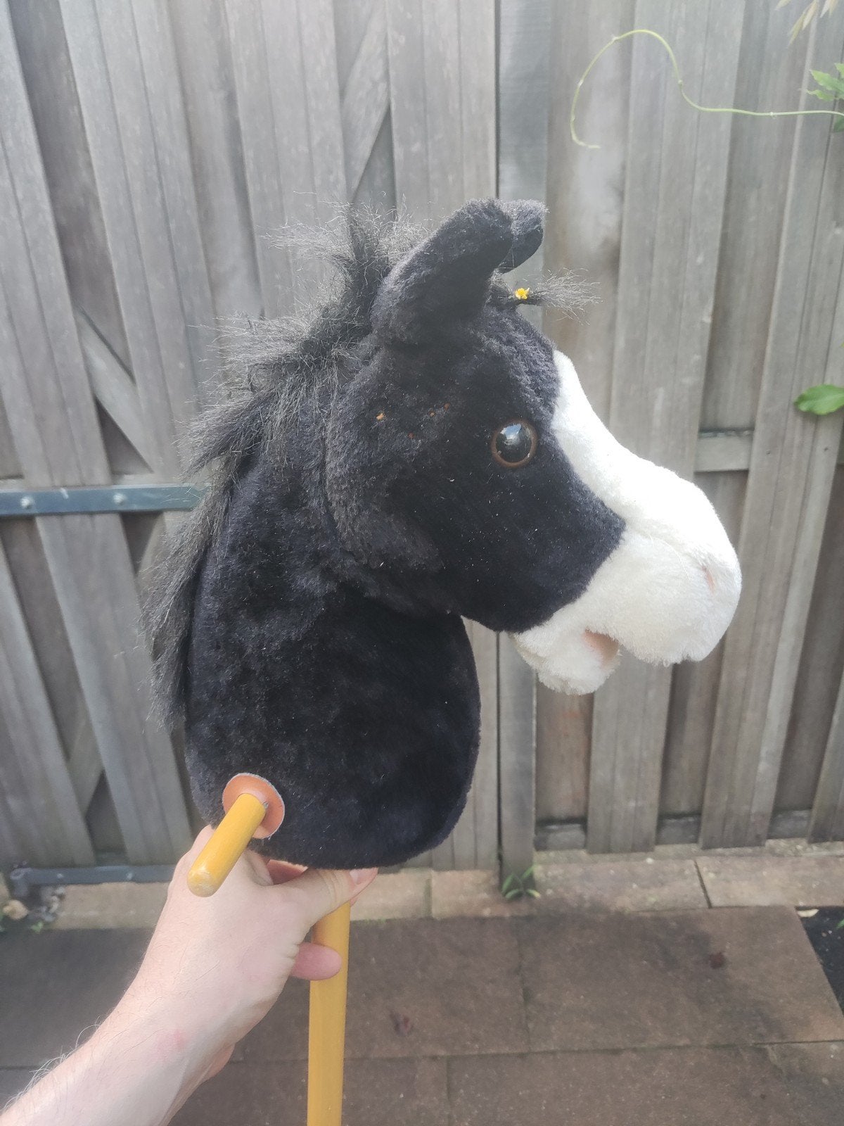 Stokpaardje Zwart met Witte Bles - 98 cm, Ophalen, Gebruikt, Jongen of Meisje