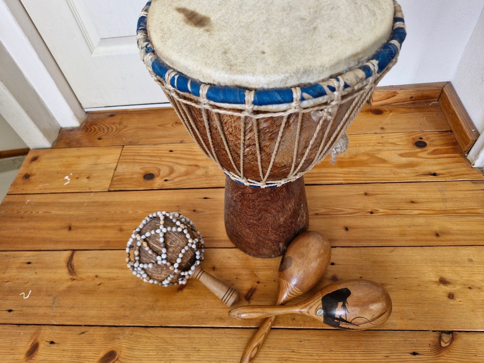 Djembe met maracas en shakers, Muziek en Instrumenten, Ophalen, Gebruikt, Trommel