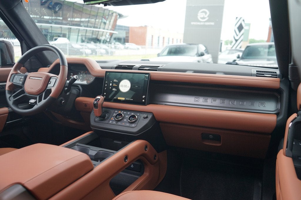 Land Rover Defender 110 4.4 P635 Octa | Koelvak | Elektrisch, Auto's, 12 maanden, Gebruikt, 4395 cc, Leder