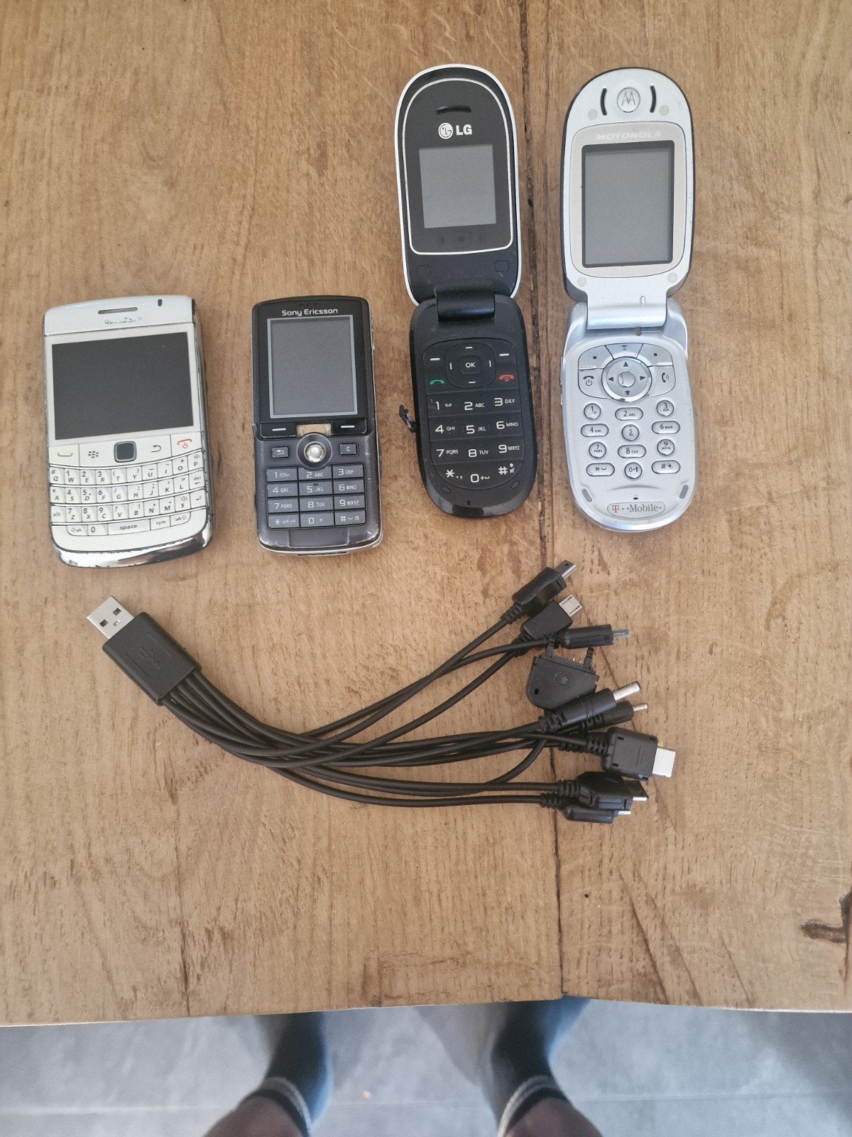 Partij oude mobiele telefoons (4 stuks) met oplader, Telecommunicatie, Gebruikt, Overige modellen, Ophalen of Verzenden, Minder dan 3 megapixel