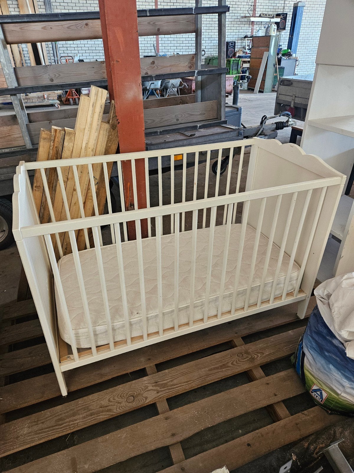 Wit houten ledikant met matras, Ophalen