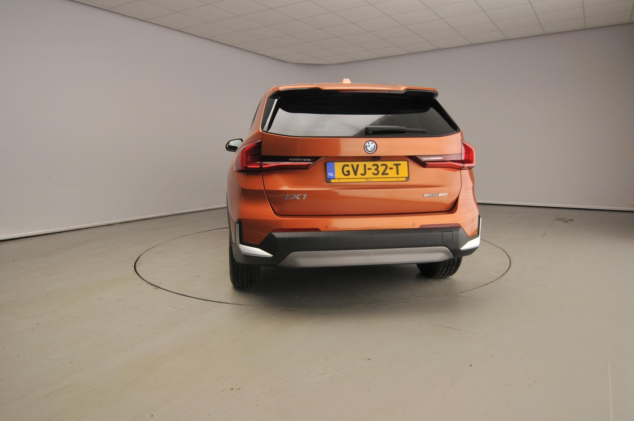 BMW iX1 eDrive20 | LED | Navigatie | Panoramadak | Sportstoe, Auto's, BMW, Gebruikt, 750 kg, Overige kleuren, Met garantie (alle)