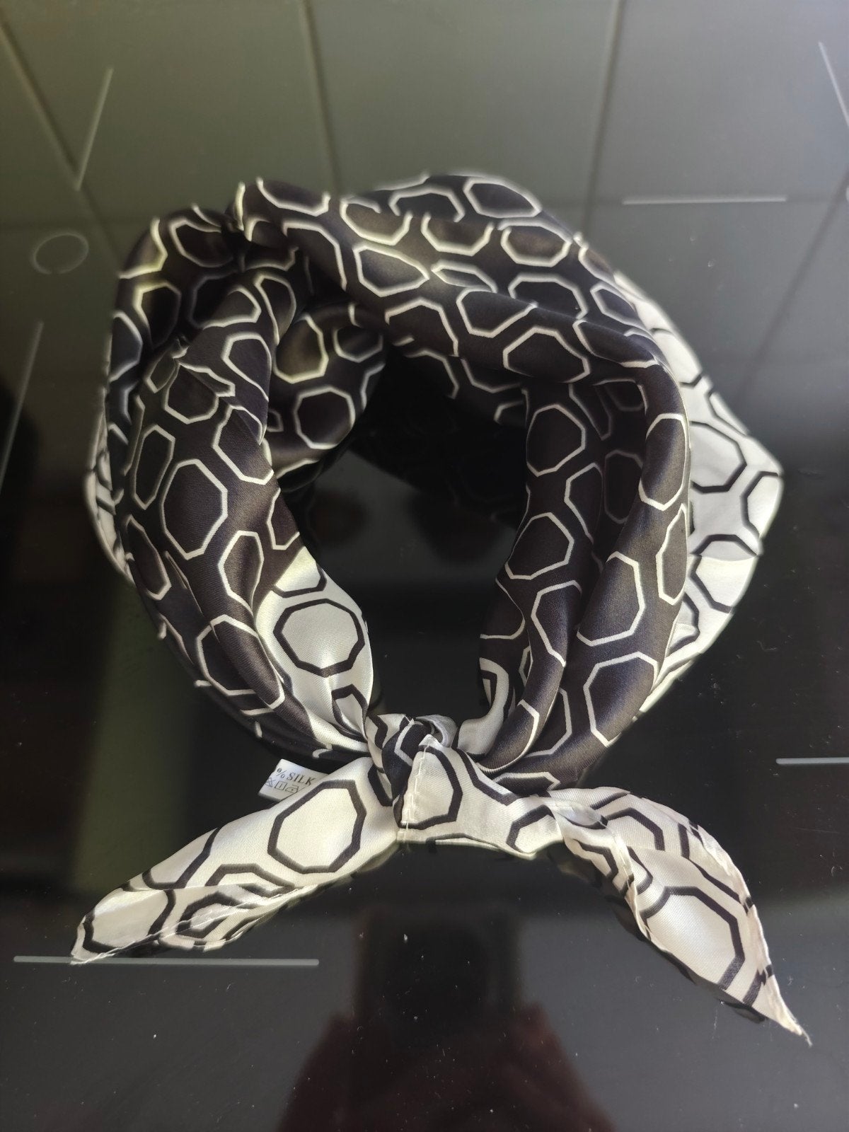 Nieuw: zwart-wit vierkant zijden sjaaltje/pochette, 50x50 cm, Kleding | Dames, Mutsen, Sjaals en Handschoenen, Maat 38/40 (M)