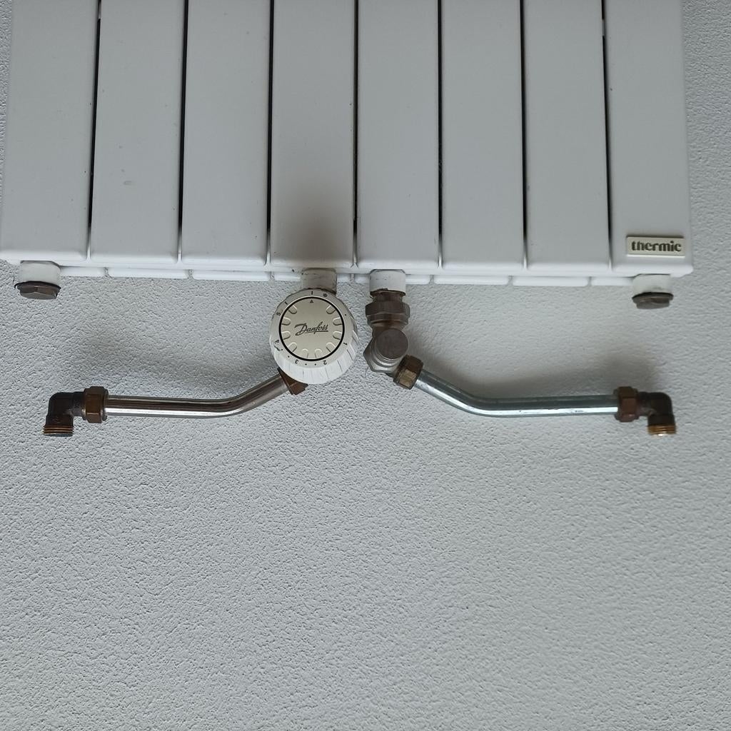 Witte design radiator met thermostaat en bevestiging, Doe-het-zelf en Verbouw, 30 tot 80 cm, Radiator, Ophalen of Verzenden, 60 tot 150 cm