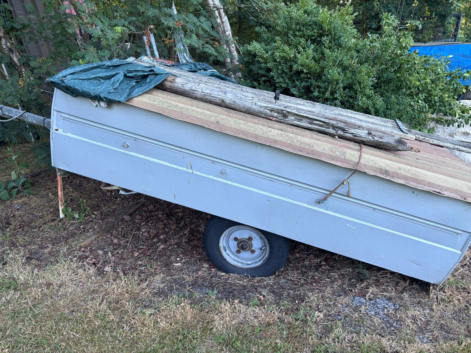 Oude aanhangwagen aanhanger, Ophalen, Gebruikt