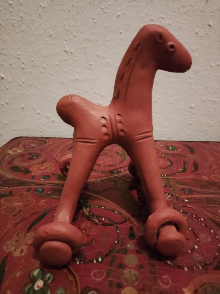 Prachtig vintage terracotta paardje op wieltjes, Antiek en Kunst, Verzenden