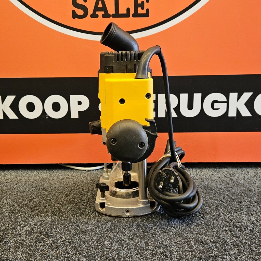 DeWalt DW621 Bovenfrees 1100W in Nette Staat, Doe-het-zelf en Verbouw, Dewalt, Zo goed als nieuw, Support@dewalt.com, 701 E. Joppa Road
Towson, MD 21286
USA