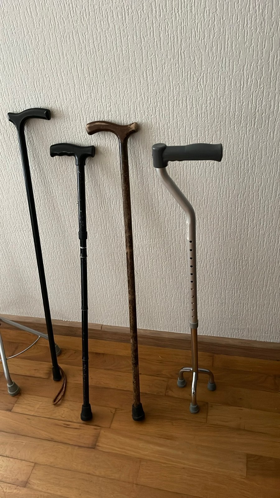 Verschillende wandelstokken, Ophalen