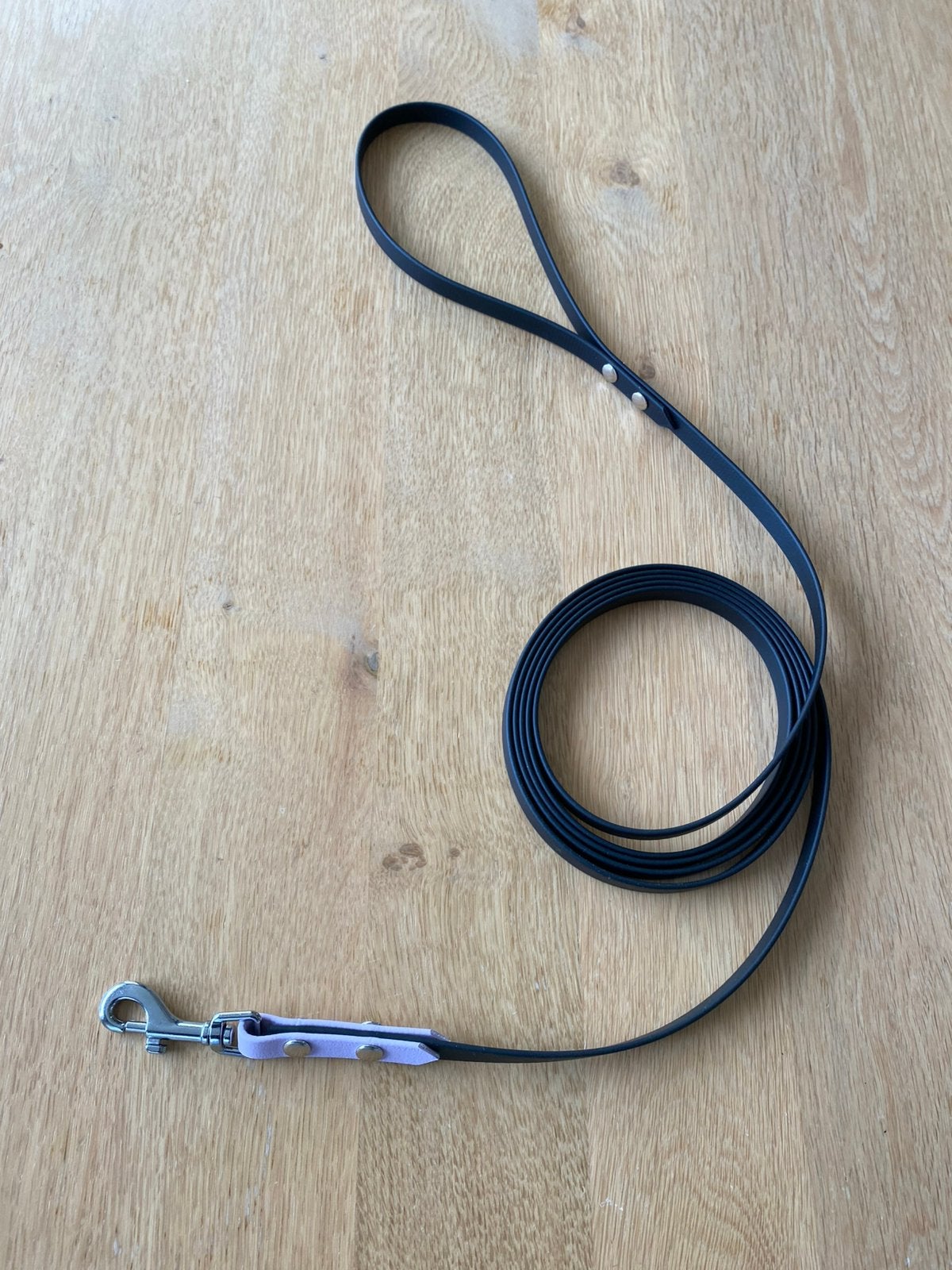 Nieuw: biothane hondenriem 2,75m 13mm breed zwart lila, Ophalen of Verzenden, Nieuw, Hondenriem