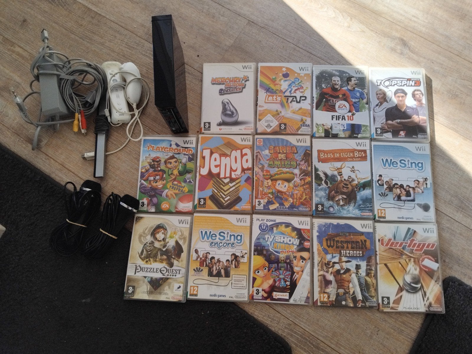 zwarte Nintendo wii met 14 spellen en 2 microfoons, Ophalen, Zo goed als nieuw, Met 2 controllers, Met games