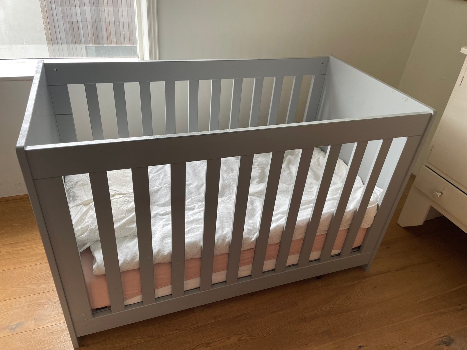 Woood 'New Life' ledikant betongrijs + super matras 60x120, Ophalen, Zo goed als nieuw, Ledikant