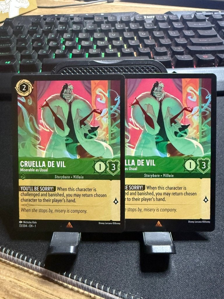 Disney Lorcana TCG - Cruella de Vil Non Foil (x2) Set 1, Verzamelen, Disney, Ophalen of Verzenden, Overige figuren, Nieuw, Beeldje of Figuurtje