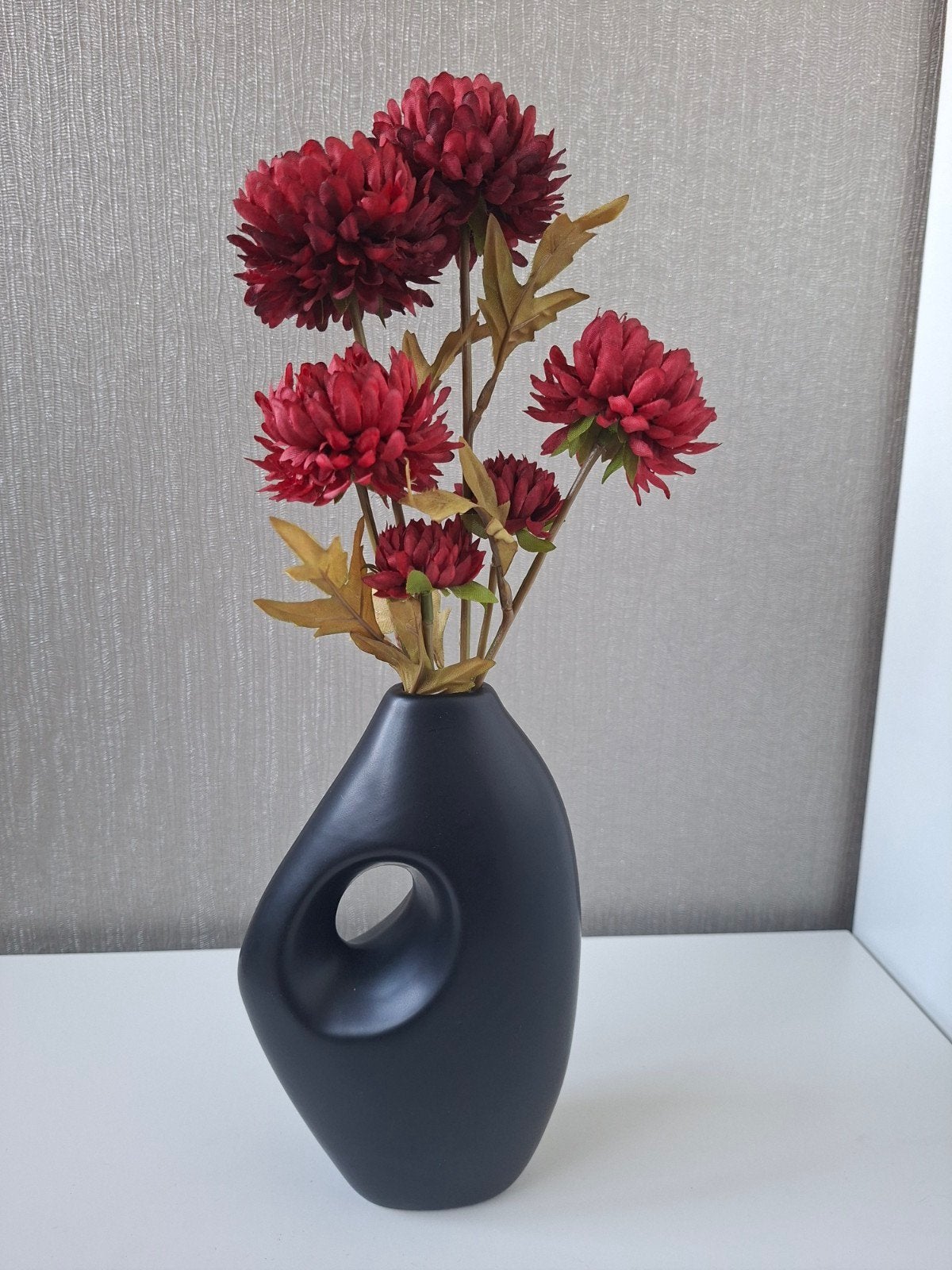 Zwarte vaas met rode bloemen, Ophalen of Verzenden, Zo goed als nieuw, Rood, Binnen