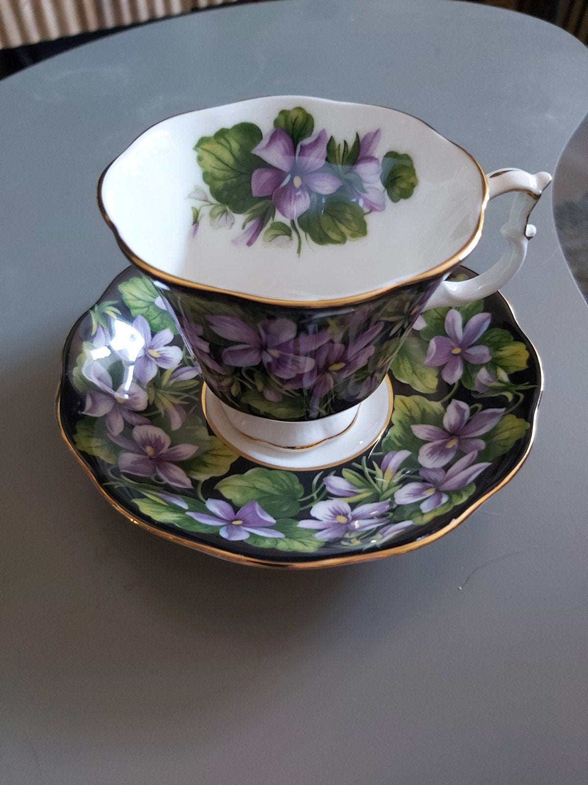 Royal Albert theekop Purple Violet, Verzamelen, Ophalen of Verzenden, Zo goed als nieuw, Porselein, Kop en/of schotel