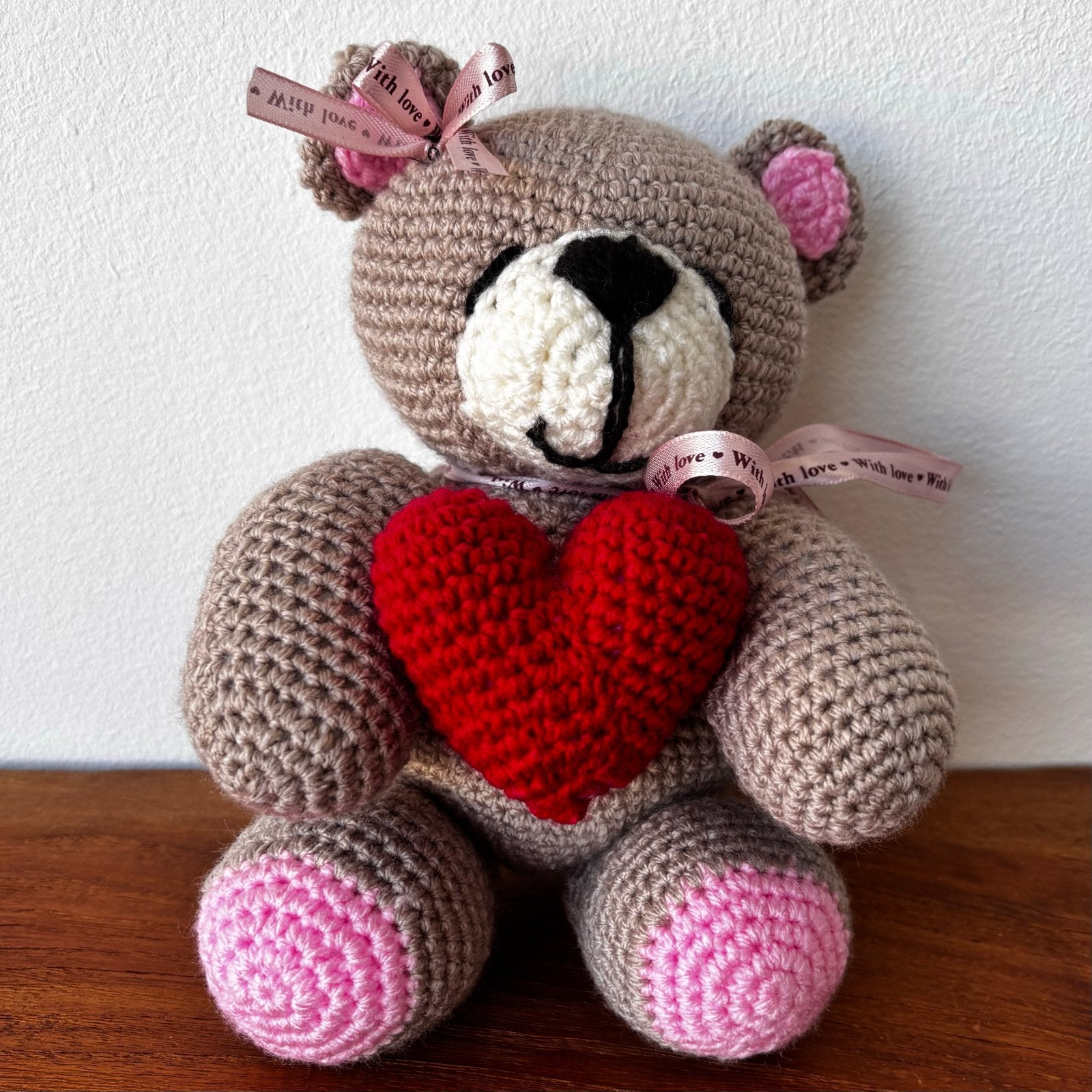 Gehaakte teddybeer met hartje, Kinderen en Baby's, Speelgoed | Knuffels en Pluche, Overige merken, Overige karakters, Beer, Ophalen of Verzenden