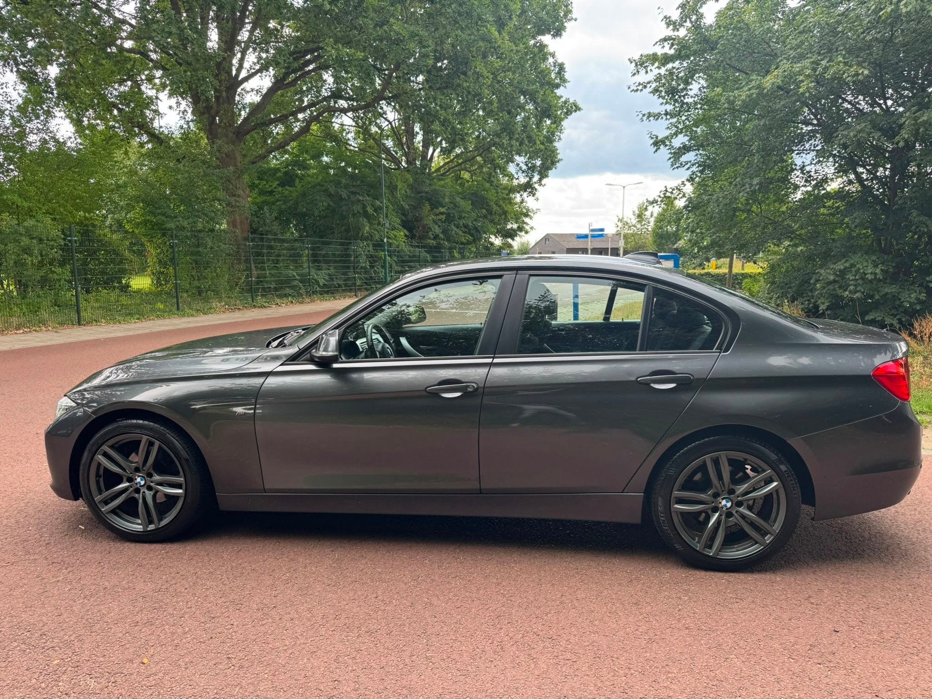 BMW 3-serie 320i High Executive / Navi CarPlay / Automaat /, Auto's, Automaat, Euro 5, Achterwielaandrijving, Gebruikt
