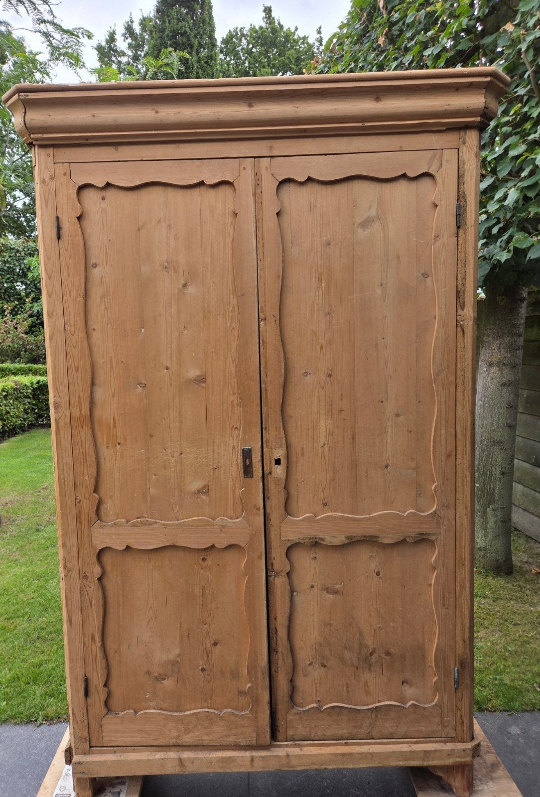 Oude grenen kast, Ophalen