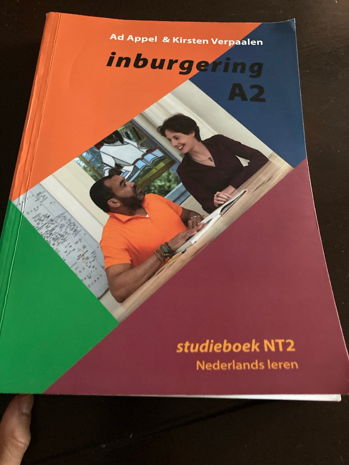 Inburgering A2 studieboek NT2 Nederlands leren, Ophalen of Verzenden, Alpha, Zo goed als nieuw, Overige niveaus