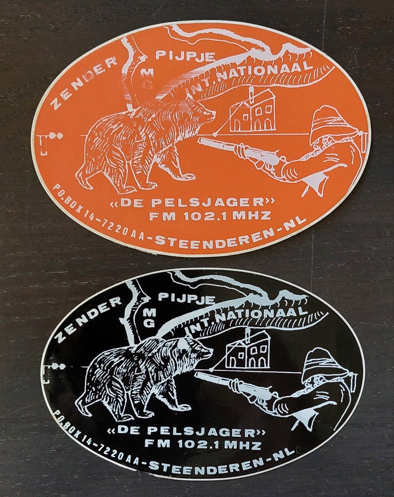 2 stickers De Pelsjager Steenderen Zendamateur piratenzender, Ophalen of Verzenden, Gebruikt