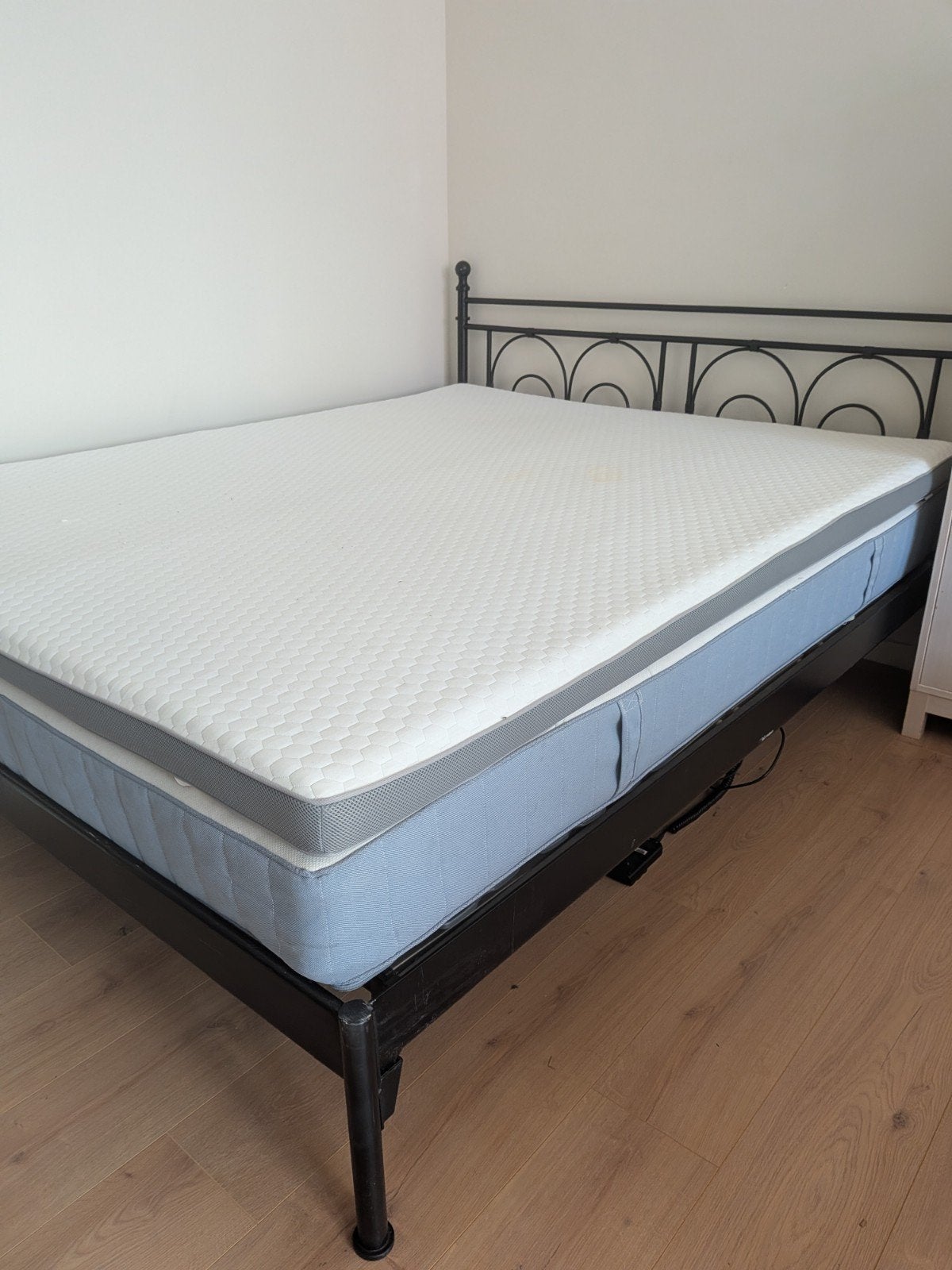 Compleet elektrisch 1,6m bed met Ikea Vesteröy matras en to, 210 cm, Tweepersoons, Ophalen of Verzenden, Zo goed als nieuw