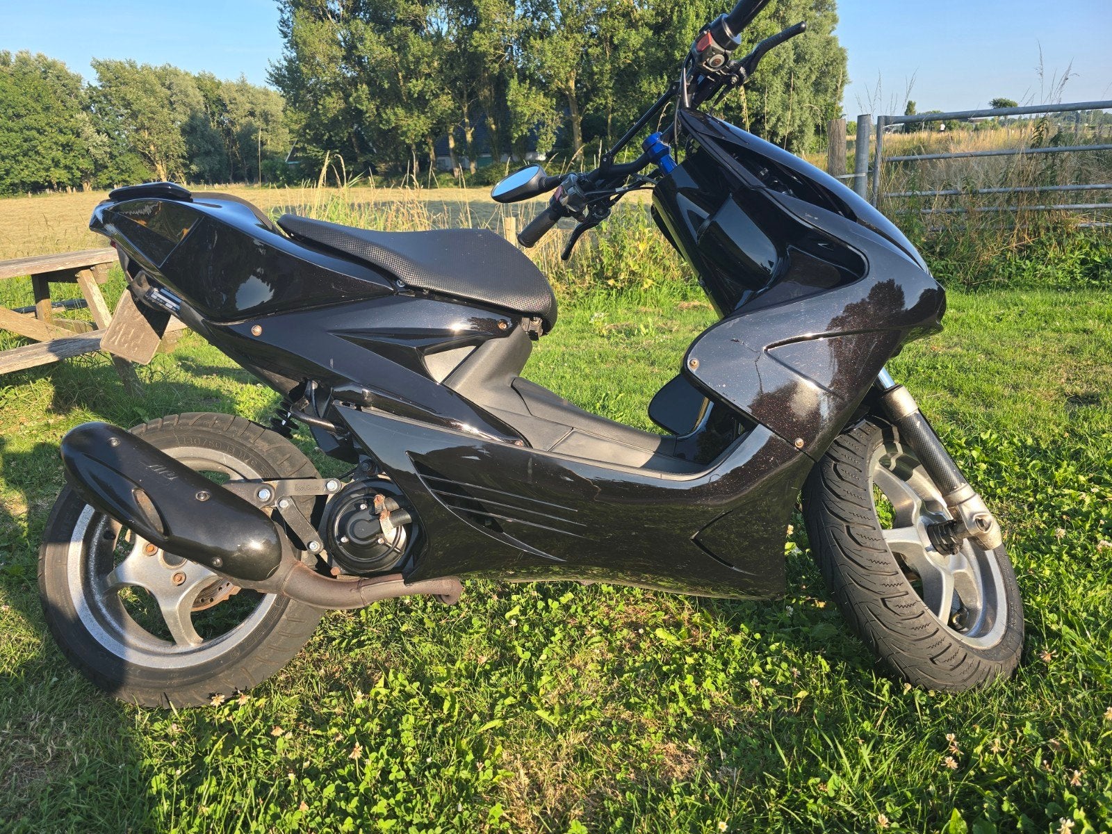Yamaha Aerox - Zwarte Sportieve Scooter inc. Slot, Fietsen en Brommers, Tweetakt, Gebruikt, Aerox, Maximaal 45 km/u