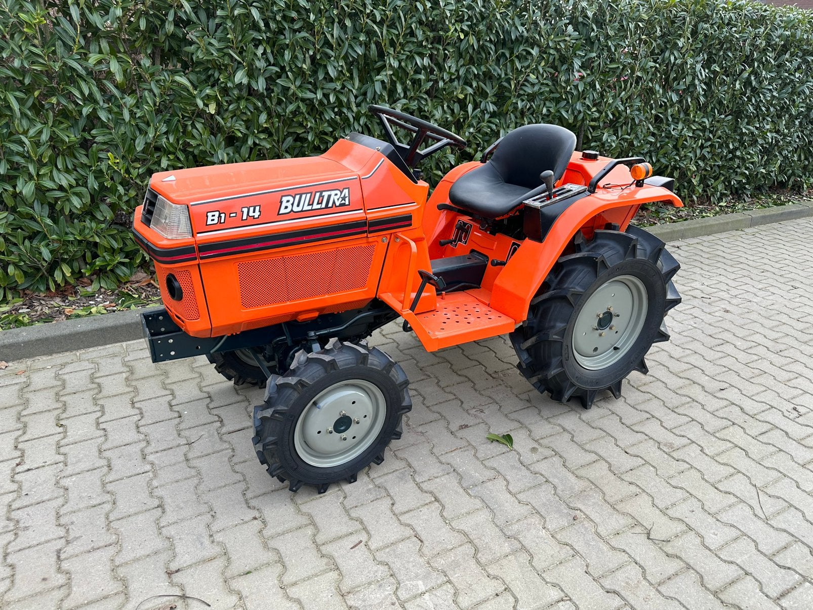 Kubota Bulltra B1-14 - 4x4 - zijschakeling, Gebruikt, Tot 2500, Tot 80 Pk, Ophalen