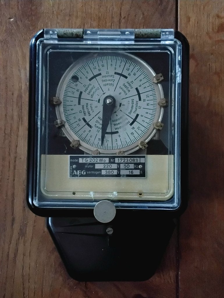 Vintage industriële schakelklok - bakeliet - AEG - getest en, Ophalen of Verzenden