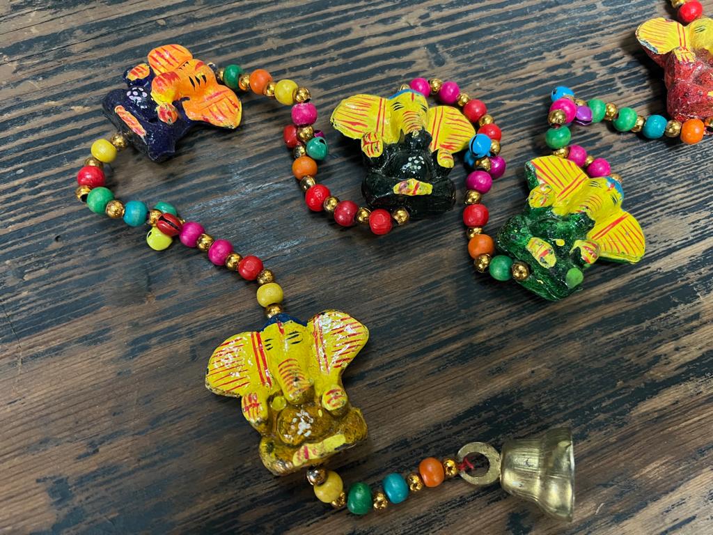 Ganesh slinger hout handbeschilderd met bel kralen ganesha, Huis en Inrichting, Woonaccessoires | Boeddhabeelden, Nieuw, Ophalen of Verzenden
