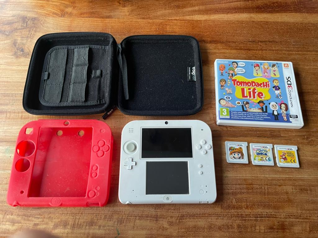 Nintendo 2ds met 4 spellen en toebehoren, Spelcomputers en Games, Ophalen of Verzenden, Gebruikt, Rood, 2DS