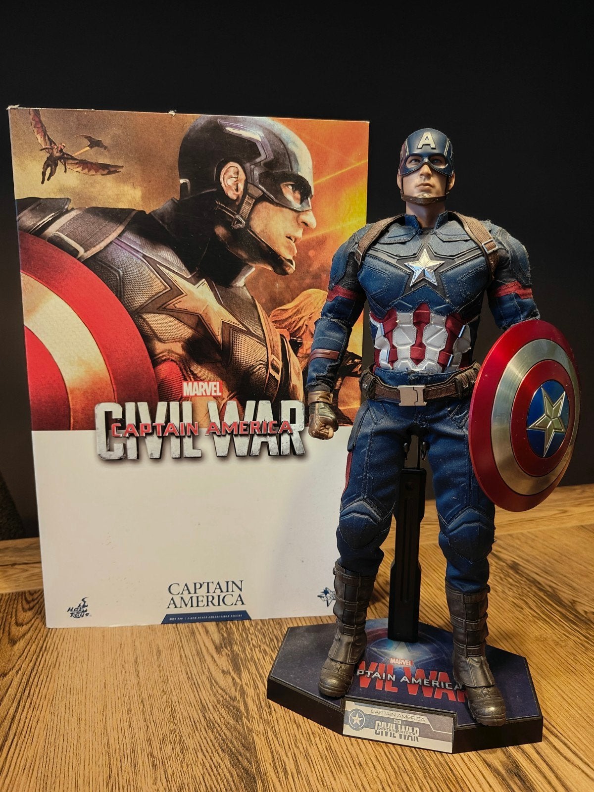 Hot Toys Captain America Civil War collectibles, Ophalen of Verzenden, Zo goed als nieuw