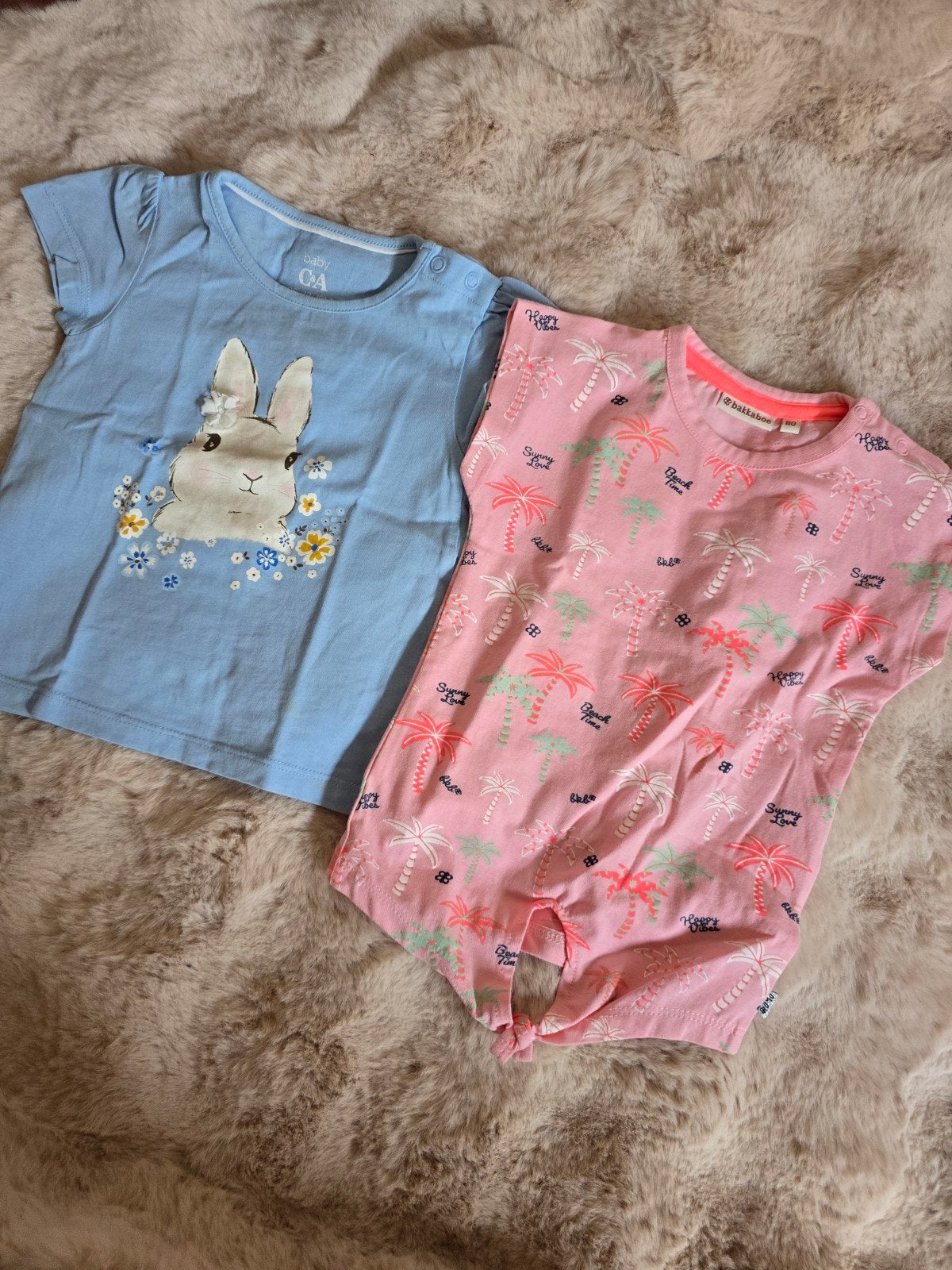 2x Shirt/T-shirt Meisje Maat 80 - Konijn & Palmbomen, Kinderen en Baby's, Babykleding | Maat 80, Meisje, Ophalen of Verzenden