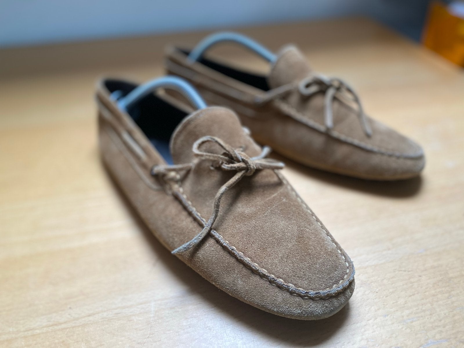 Aurelien suède mocassin driver - zandkleurig beige, Ophalen of Verzenden, Zo goed als nieuw, Overige kleuren, Espadrilles of Moccasins