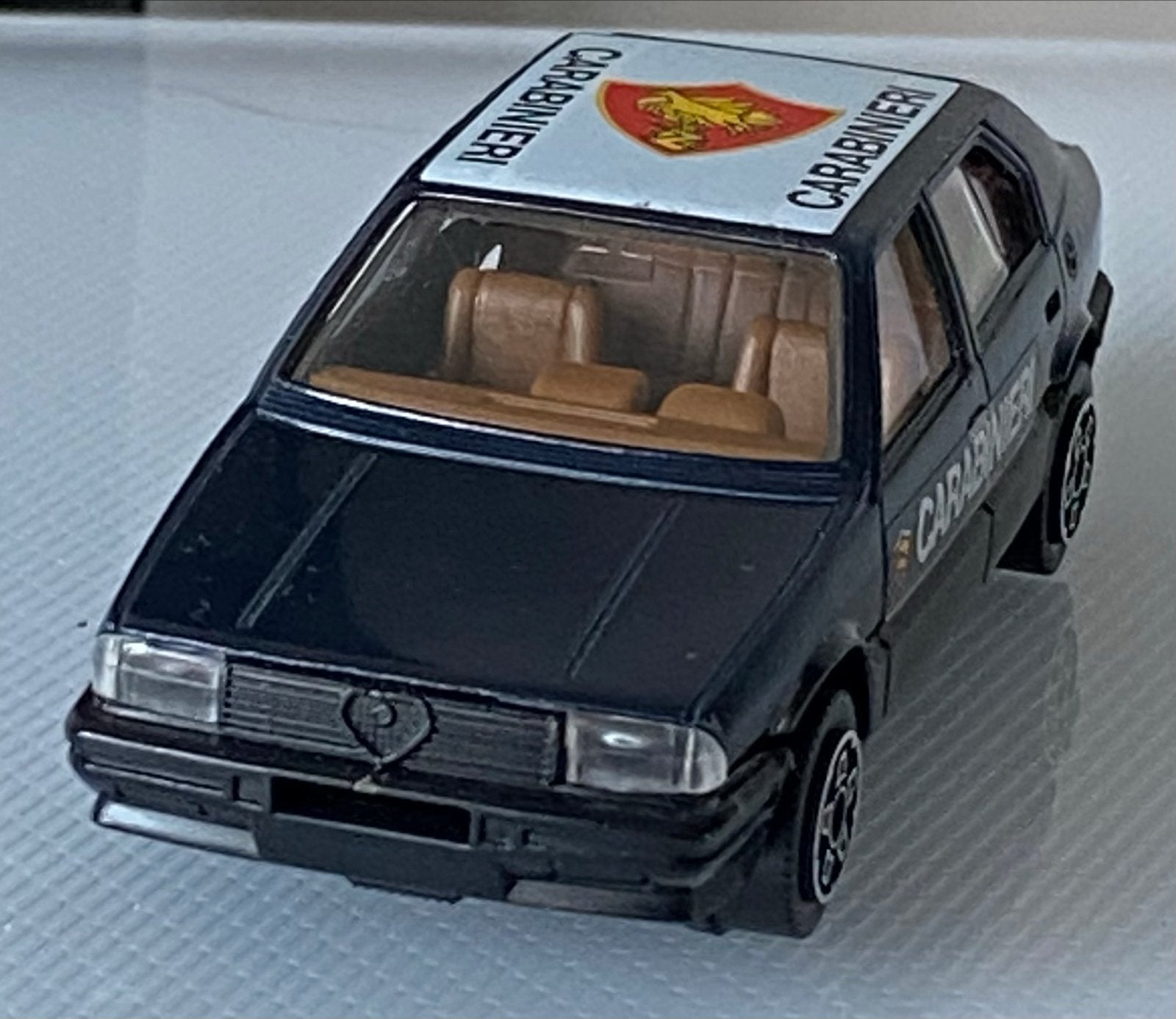 Bburago Alfa Romeo 33 Carabinieri 1:43 - Nieuwstaat, Hobby en Vrije tijd, Modelauto's | 1:43, Ophalen of Verzenden, Nieuw, Auto