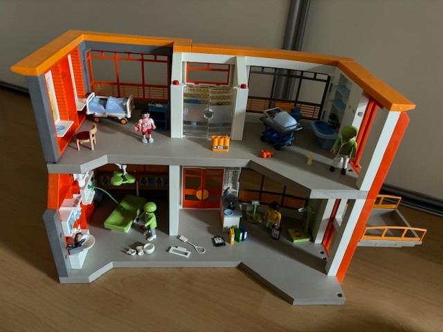 Playmobil compleet ingericht kinderziekenhuis 6657, Ophalen of Verzenden, Zo goed als nieuw, Complete set