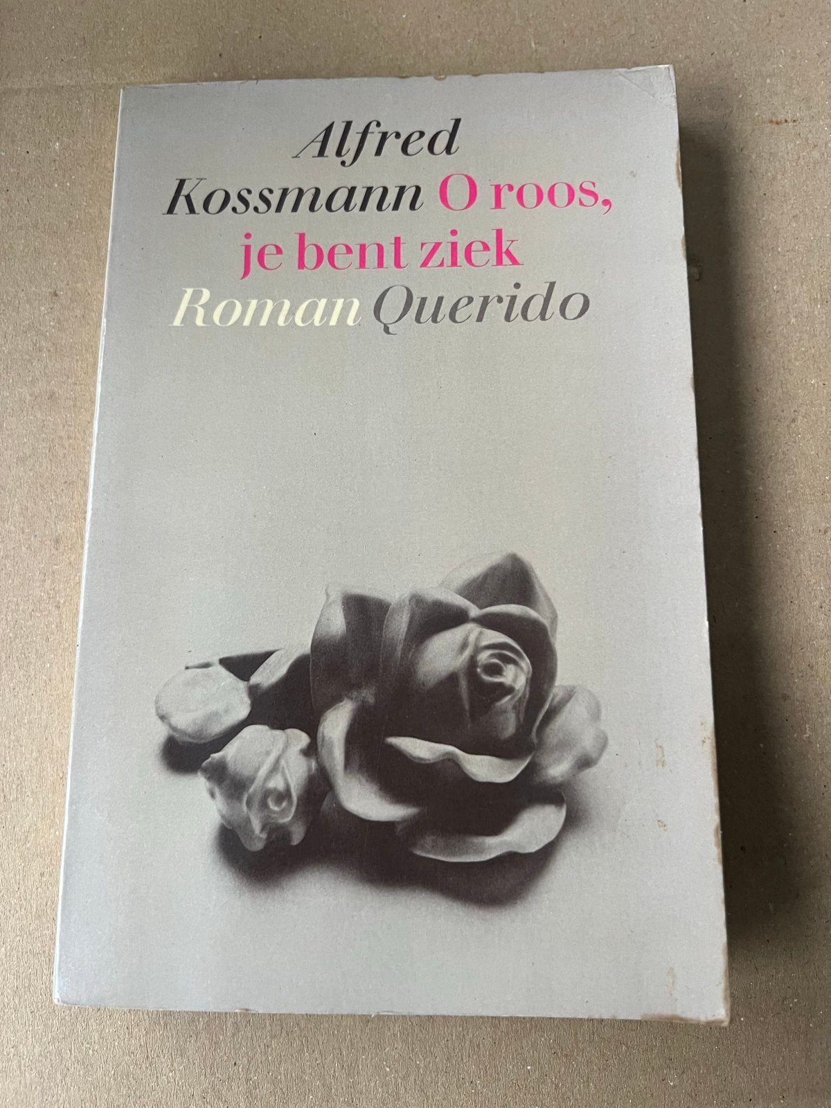 Alfred Kossmann - O roos, je bent ziek (Roman Querido), Ophalen of Verzenden, Gelezen, Nederland