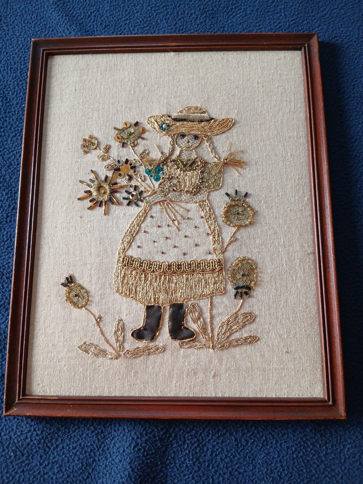 Vintage geborduurd met goudraad een meisje met bloemen afmet, Ophalen of Verzenden