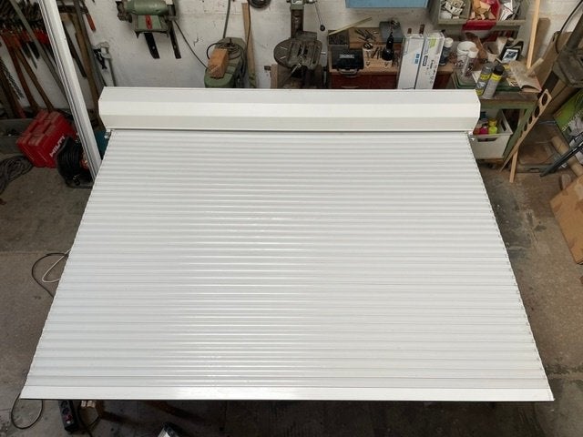 Wit elektrisch rolluik 240 cm breed x 250,5 cm hoog, Ophalen, Gebruikt, 200 cm of meer, Wit